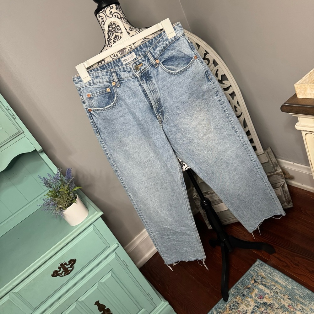 Zara Distressed Frayed Hem Button Fly Mom Jean Size 10 Light Wash Boho